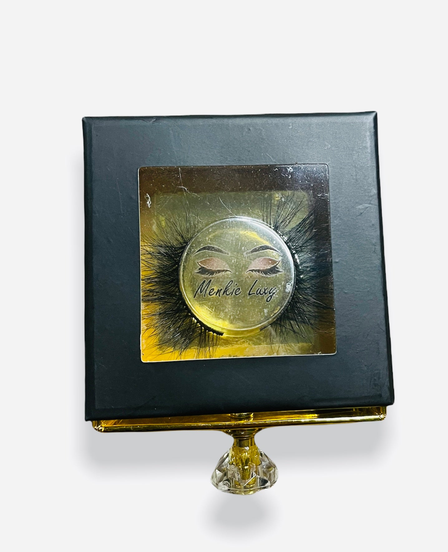100% Silk fluffy lashes.Reusable up to 30 wears with proper care Packaging comes in black and gold - Menkie Luxy